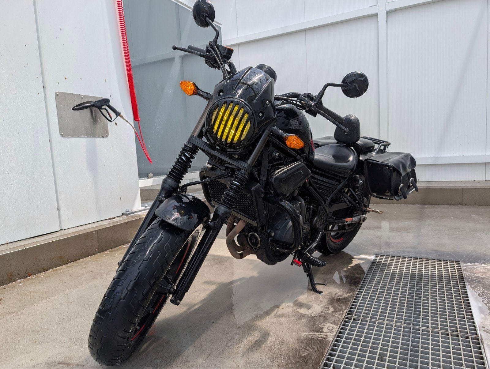 Stoere zwarte motor met tassen en rugsteun, Ophalen, Gebruikt