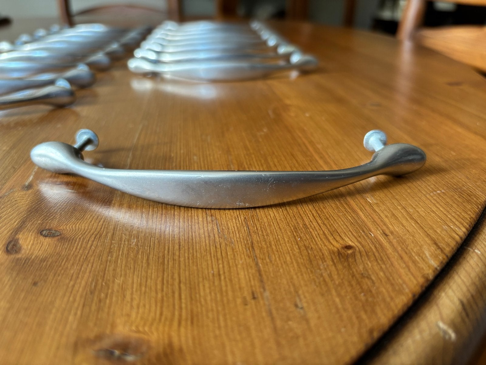 16 gebruikte handgrepen voor keukenkastjes - 128mm, Ophalen, Gebruikt, Metaal, Zilver