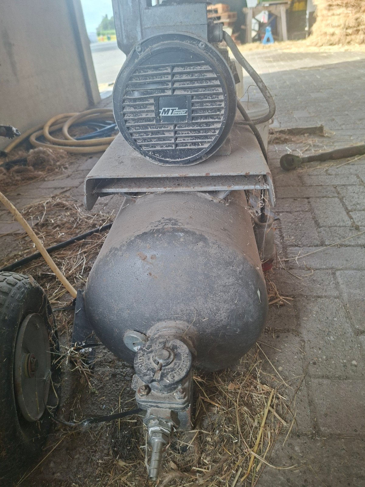 Gebruikte compressor 380v, Ophalen, Gebruikt, 6 tot 10 bar, 25 tot 100 liter
