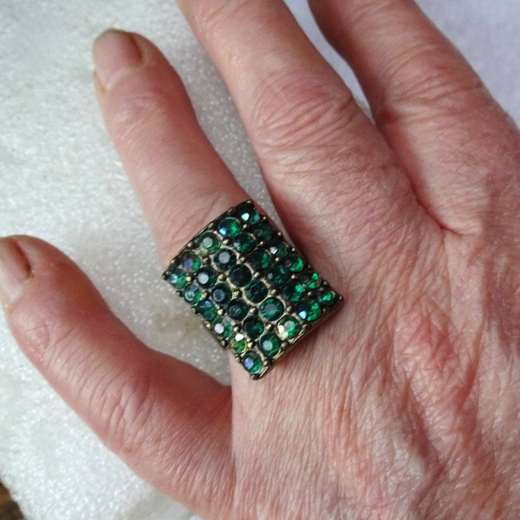 Koper/goudkleurige ring blokje vol groene strass glimmertjes, Sieraden, Tassen en Uiterlijk, Ringen, Gebruikt, 17 tot 18, Dame