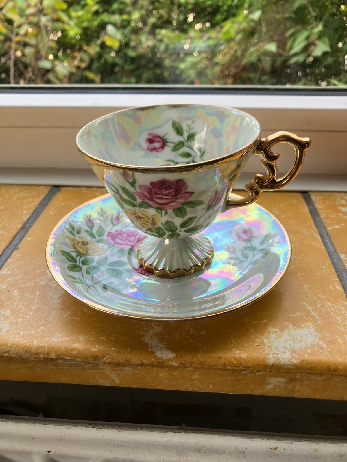 Kop & schotel  - parelmoer met goud accenten, Ophalen of Verzenden