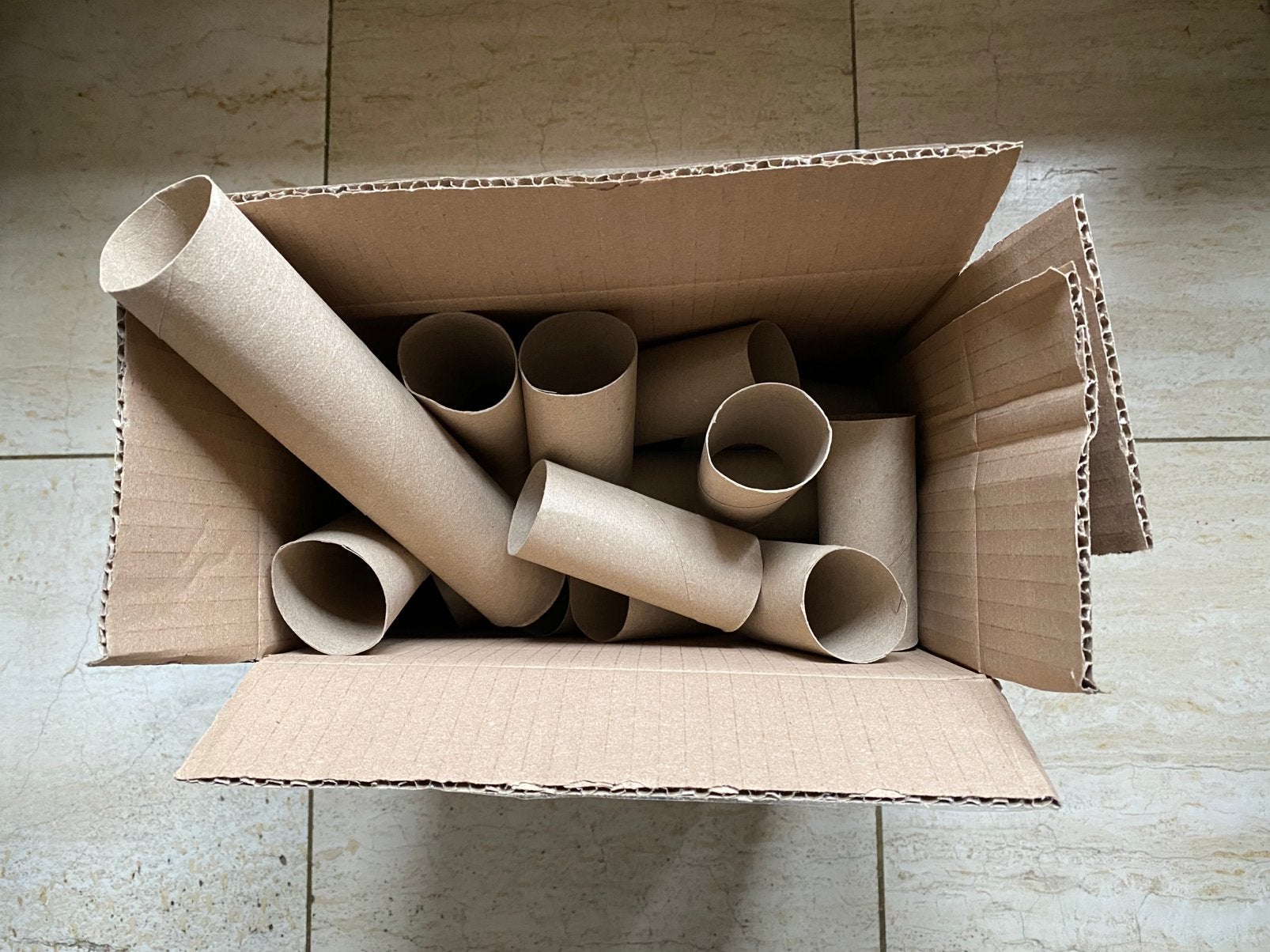 Doos met lege wc- en keukenpapier rolletjes, Hobby en Vrije tijd, Ophalen of Verzenden, Zo goed als nieuw, Papier of Karton