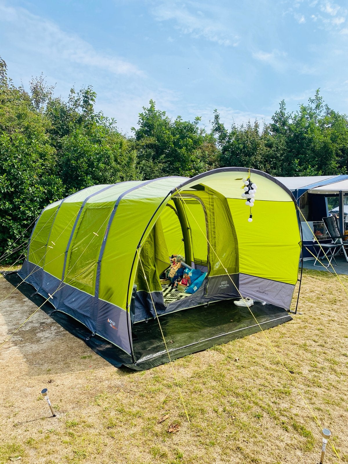 Vango Capri 400XL AirBeam familietent - 4 personen, Caravans en Kamperen, Ophalen, Zo goed als nieuw, Tot en met 4