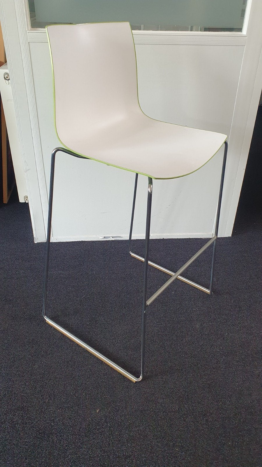Arper Catifa 46 barkruk - Wit/Groen, Ophalen, Gebruikt, Met voetsteun, 60 tot 90 cm