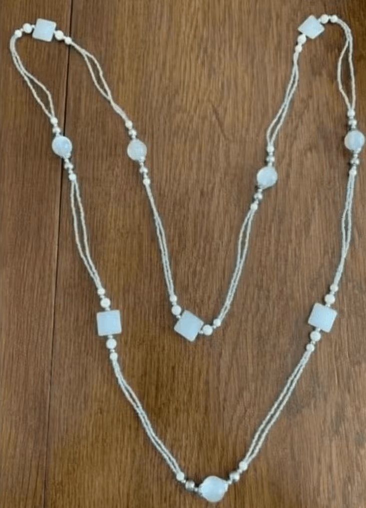 Ketting met wit-zilver en doorschijnende schijfjes en kralen, Sieraden, Tassen en Uiterlijk, Ophalen of Verzenden, Zo goed als nieuw