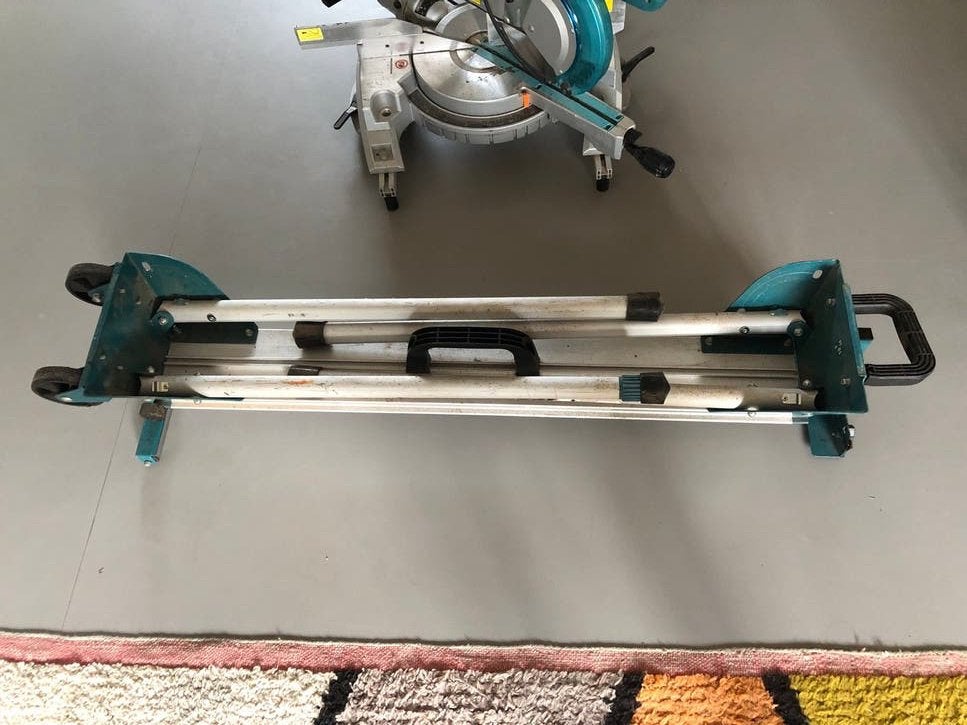 Makita Afkortzaag LS1018L met onderstel WST06, Gebruikt, 70 mm of meer, Ophalen of Verzenden, Afkortzaag