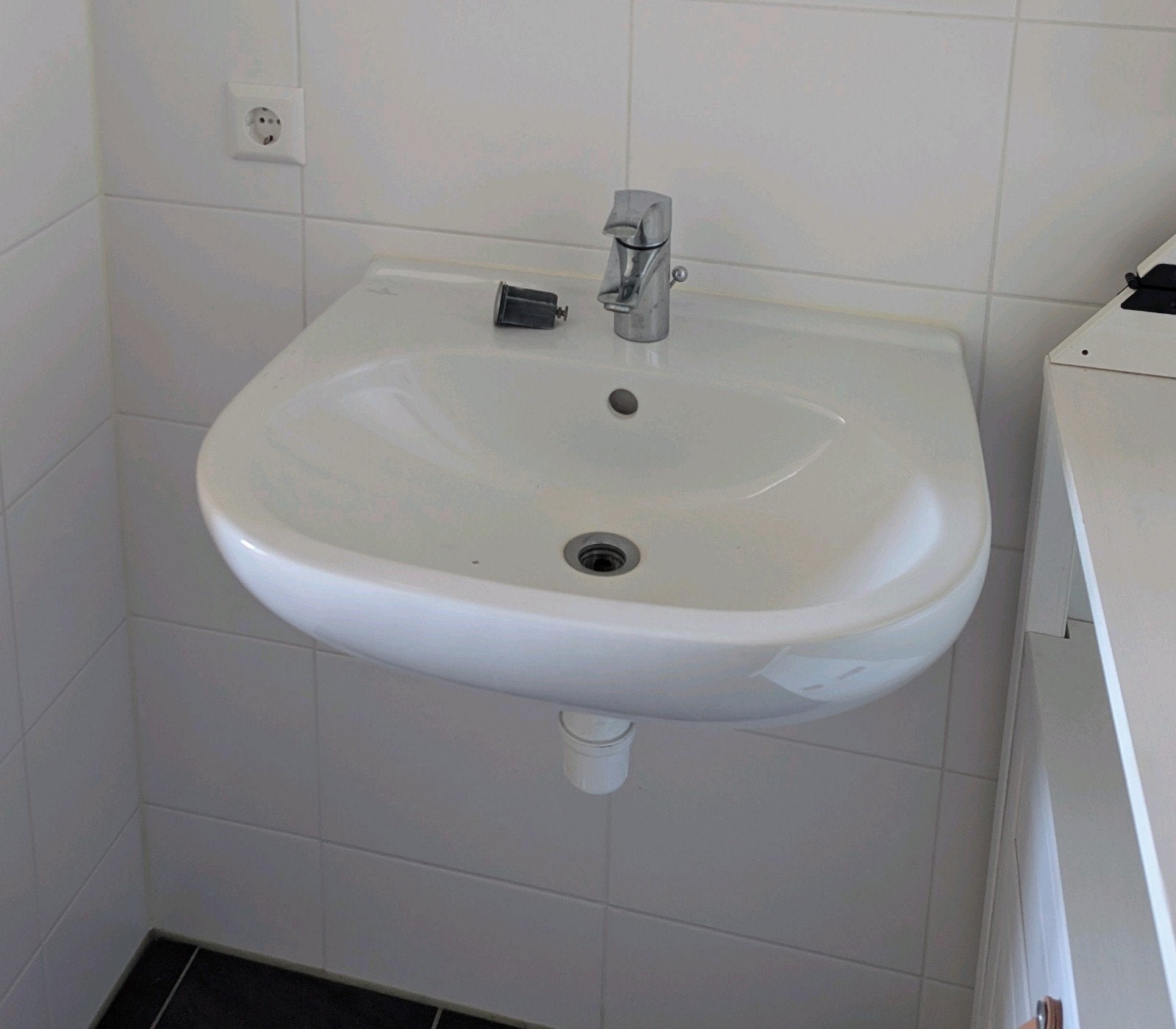 Gratis wasbak + kraan. Alleen vandaag op te halen in Vathors, Ophalen, 50 tot 100 cm, Rond, Tot twee personen