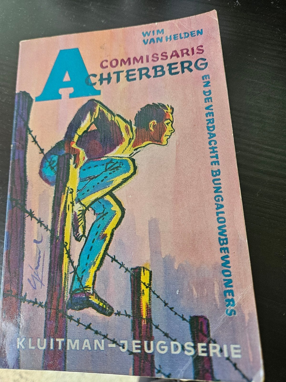 Commissaris Achterberg en de Verdachte Bungalowbewoners, Ophalen of Verzenden, Gelezen, Wim van Helden, Fictie algemeen