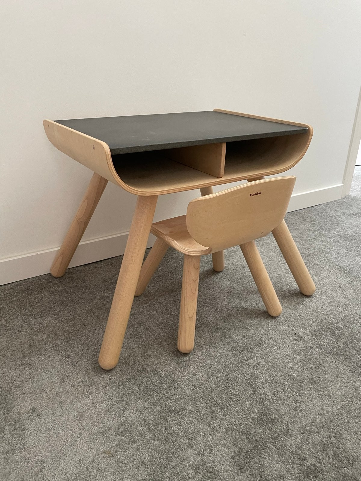 PlanToys bureau met stoel 1-3 jaar, Ophalen, Zo goed als nieuw, Tafel(s) en Stoel(en)