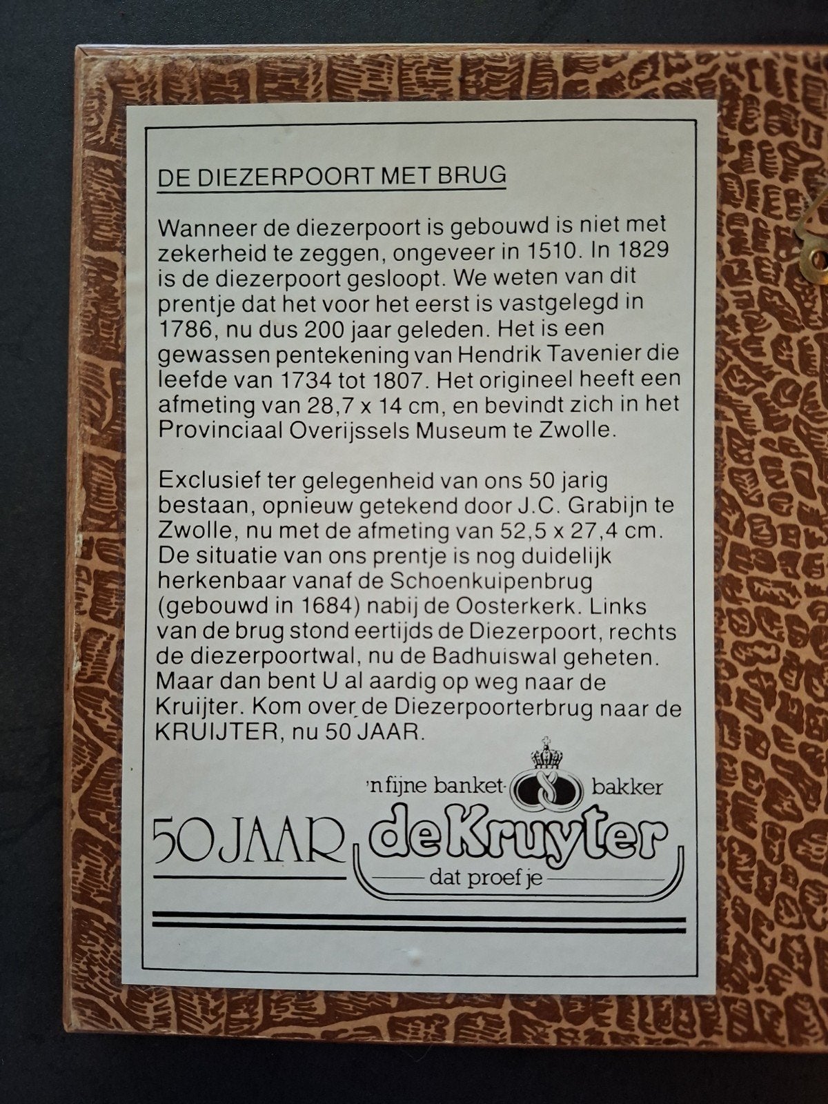 De Diezerpoort met brug - J.C. Grabijn (1986), Ingelijst, 1950 - 1999, Ophalen of Verzenden, Overige technieken