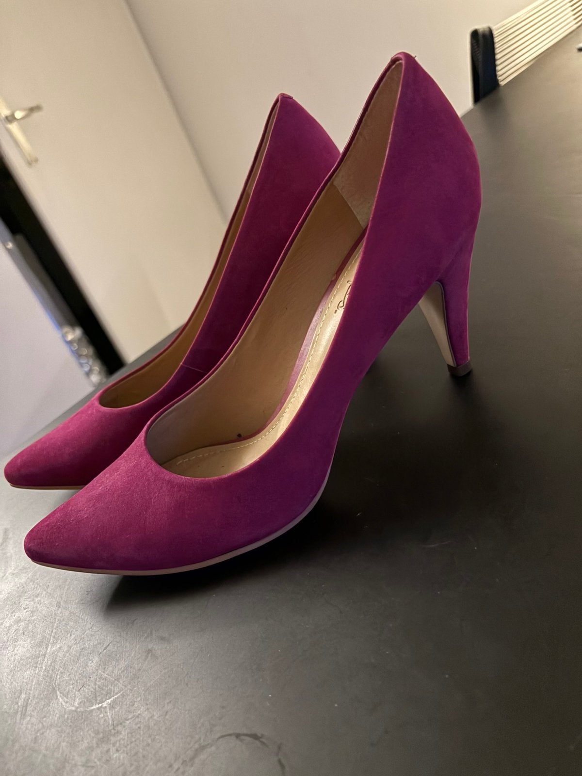 Suede pump maat 41, Pumps, Ophalen of Verzenden, Gedragen, Rood