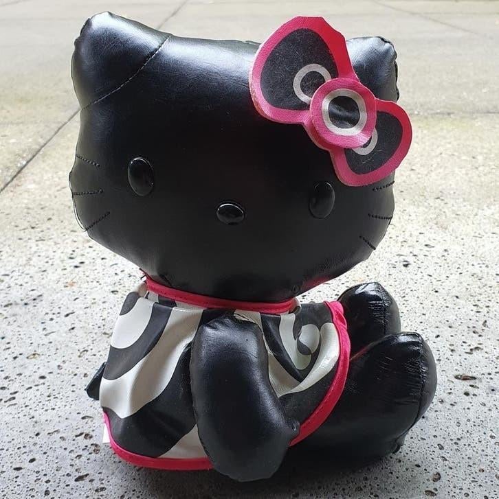 MAC + Hello kitty 2008 collection knuffel limited edition, Ophalen of Verzenden, Zo goed als nieuw