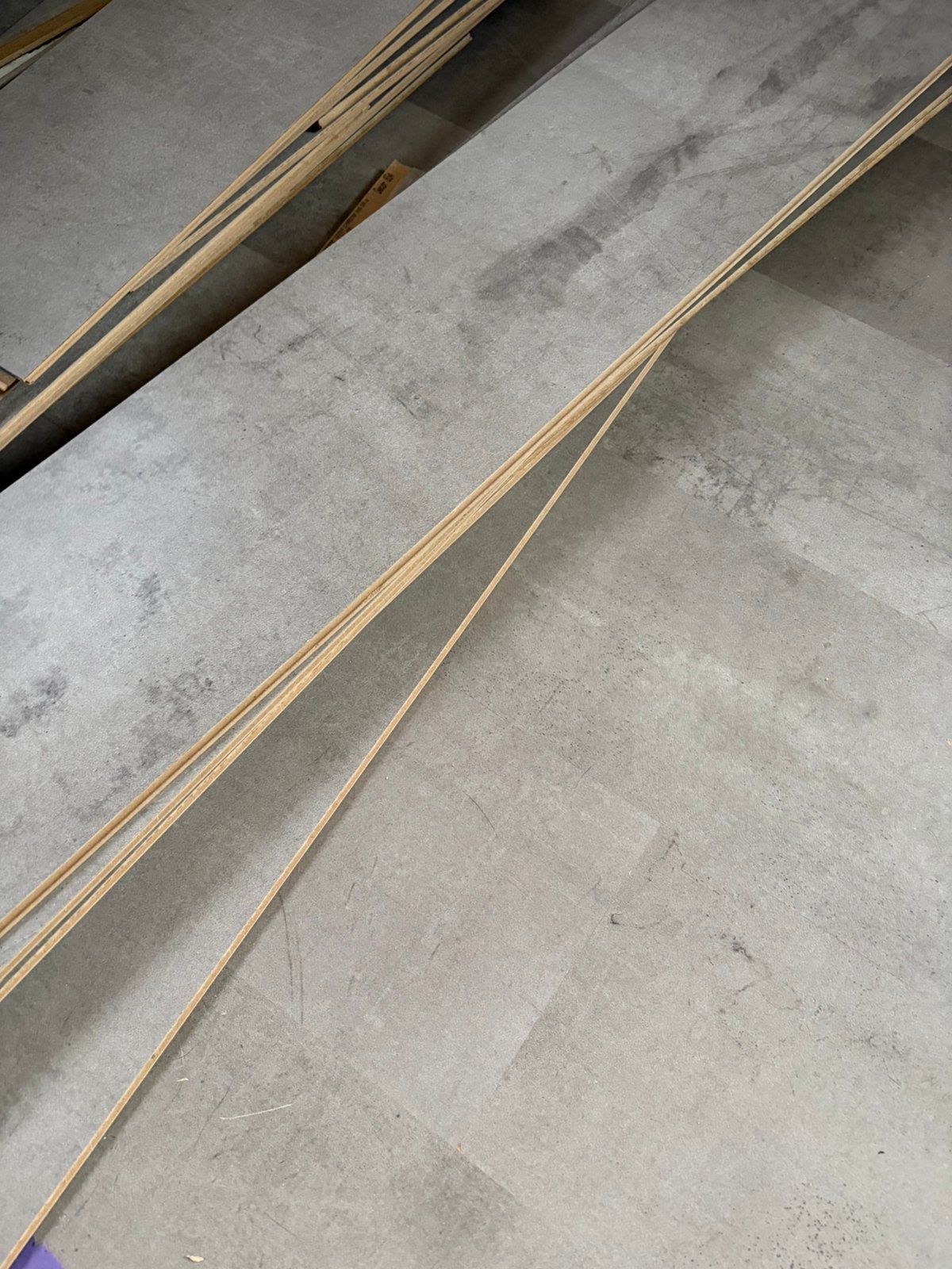 Vtwonen laminaat greige 25-30m2, Huis en Inrichting, Stoffering | Vloerbedekking, Ophalen, Gebruikt, 25 tot 50 m², Grijs