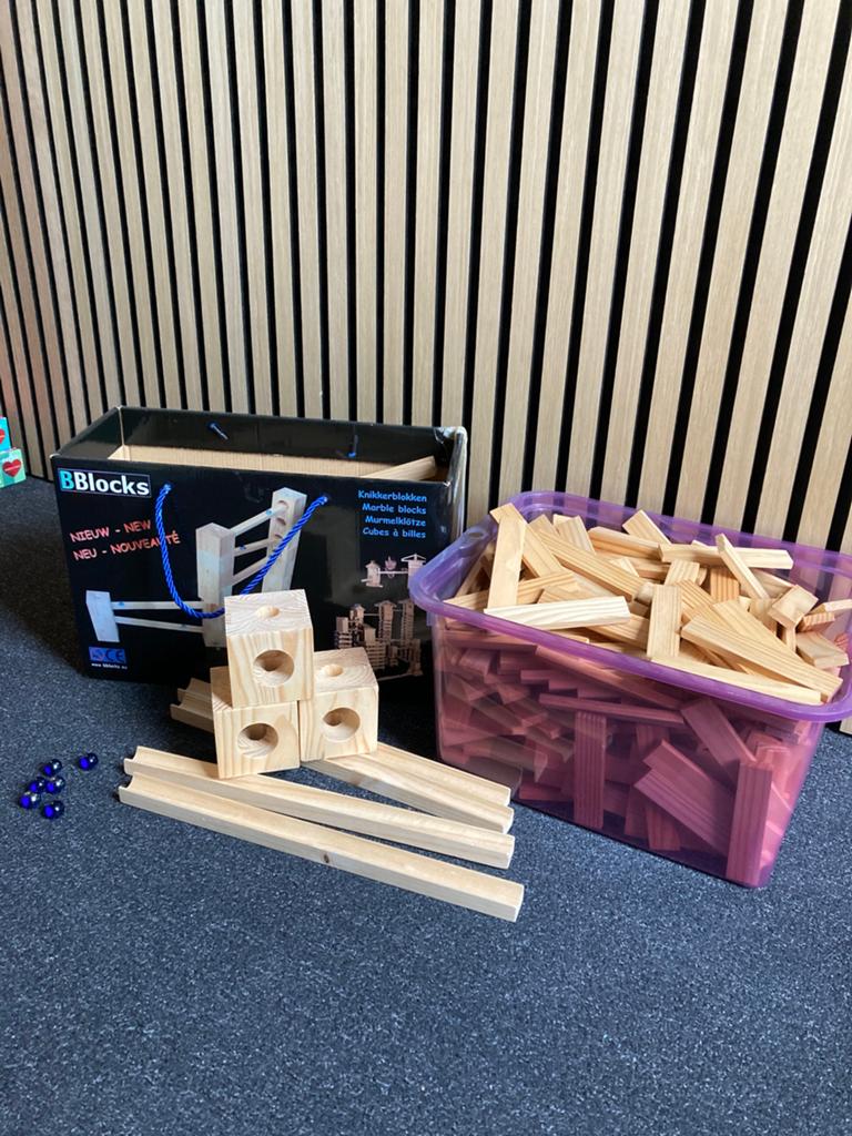 Bouwplankjes (als kapla) met knikkerbaan, Kinderen en Baby's, Speelgoed | Educatief en Creatief, Gebruikt, Bouwen, Ophalen of Verzenden