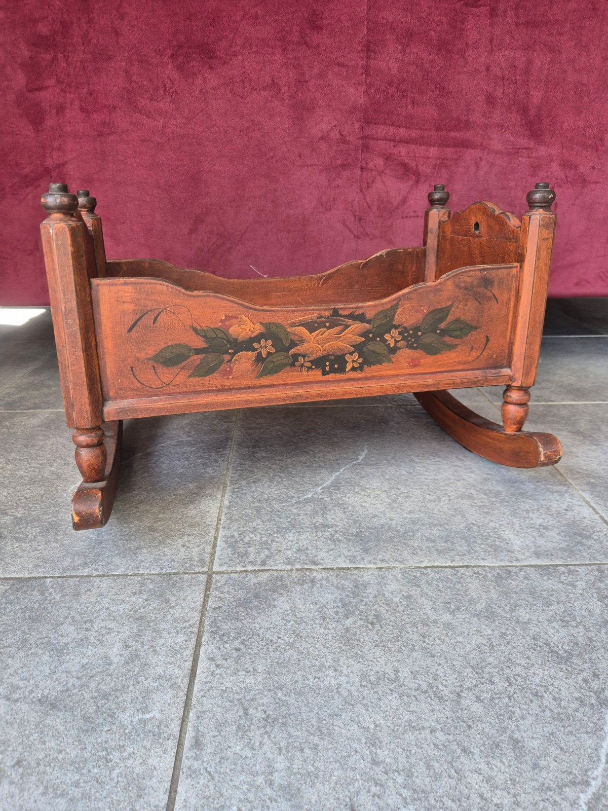 Antieke houten wieg met handgeschilderde decoratie, Antiek en Kunst, Ophalen