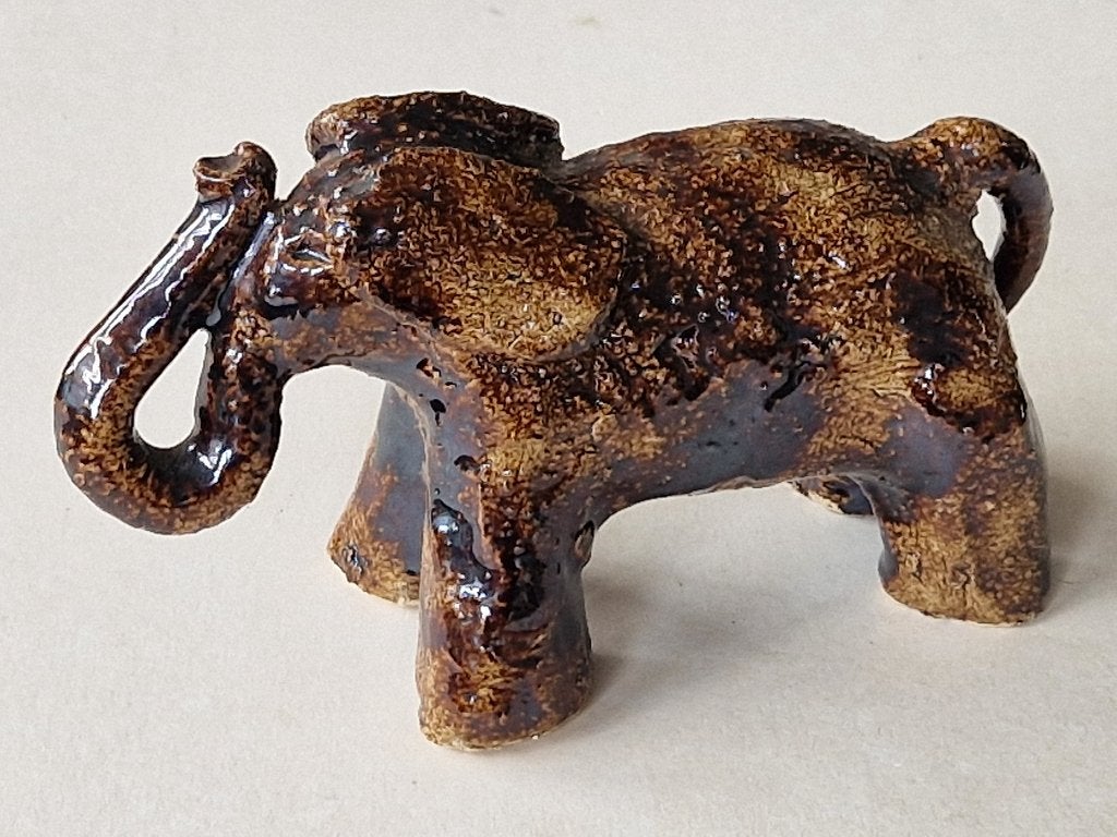 Handgemaakt keramiek olifant beeldje., Verzamelen, Beelden en Beeldjes, Ophalen of Verzenden, Zo goed als nieuw, Dier