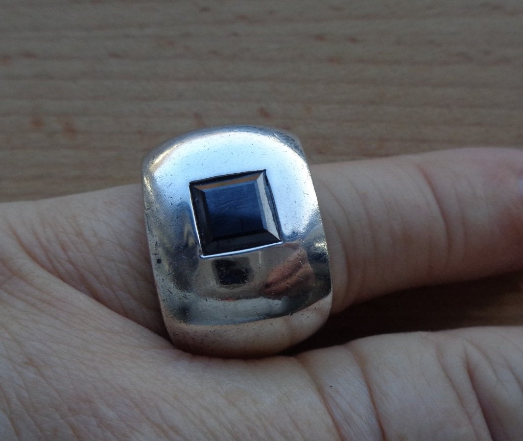 brede zilveren ring met zwarte steen [529], Verzenden, Zo goed als nieuw, 17 tot 18, Dame