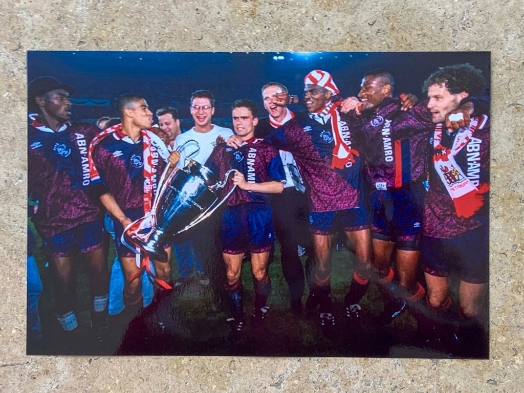 Org kleurenfoto 20x30 cm Ajax spelers+Europa Cup-1 24-5-'95, Verzamelen, Verzenden, Nieuw, Ajax, Poster, Plaatje of Sticker