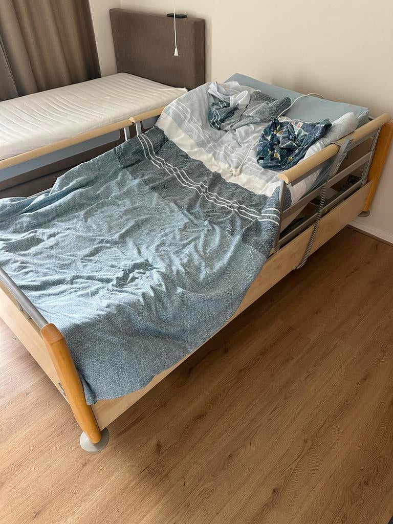 Elektrisch hoog/laag seniorenbed met verstelbare rekjes, Huis en Inrichting, Slaapkamer | Bedden, Gebruikt, Eenpersoons, 90 cm