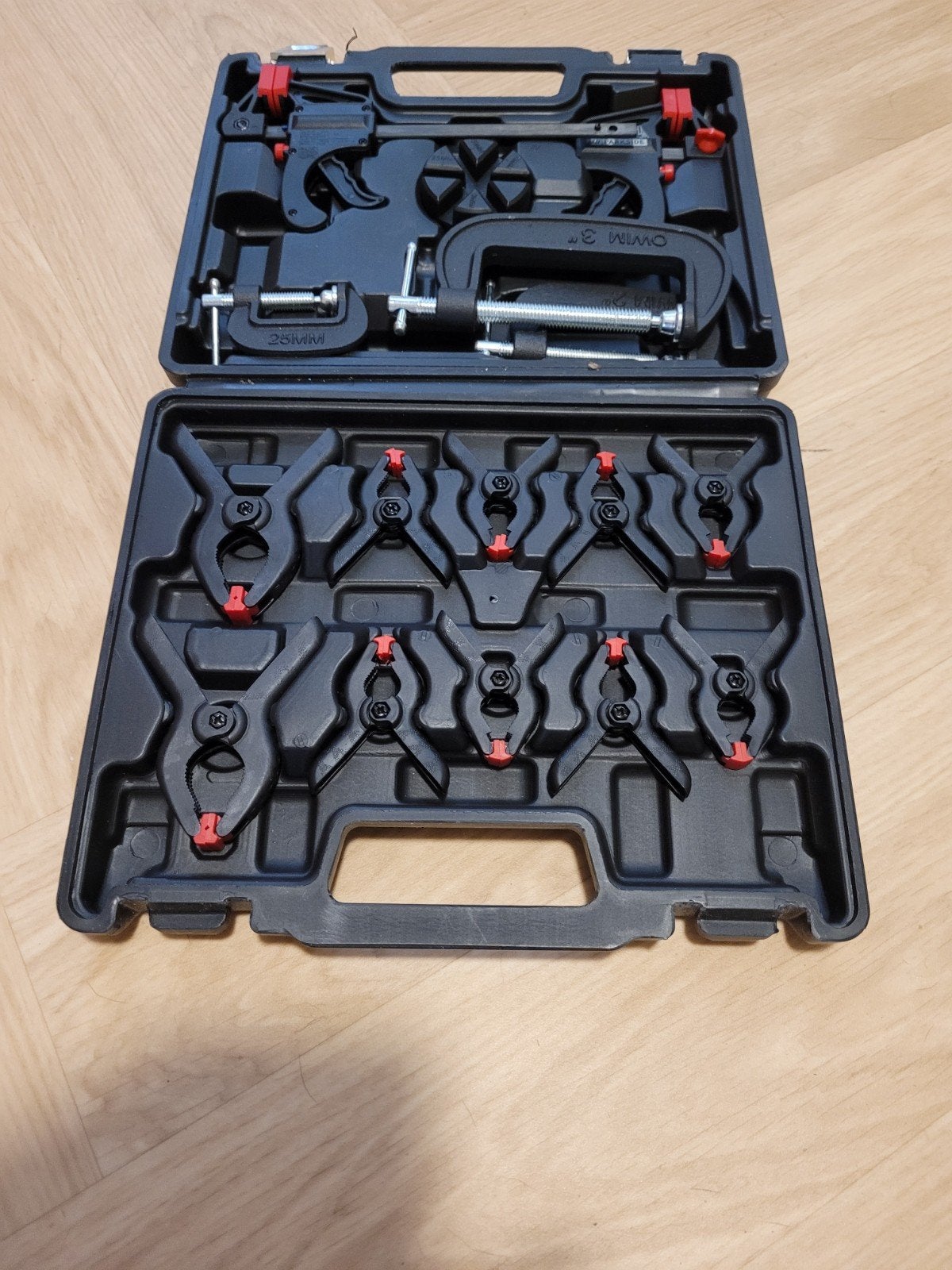Klemset met diverse klemmen in handige opbergkoffer, Doe-het-zelf en Verbouw, Gereedschap | Handgereedschap, Ophalen, Gebruikt