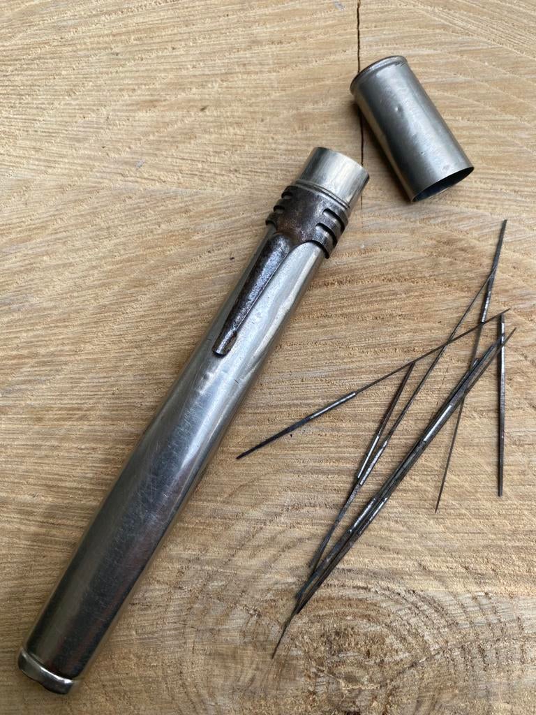 Oude naaldenkoker - Penmodel met clip!, Hobby en Vrije tijd, Naaien en Fournituren, Ophalen of Verzenden, Gebruikt, Garen of Naald(en)