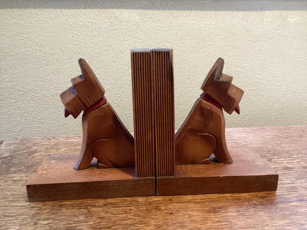 Art Deco.Set Boekensteunen.Met Houtsnijwerk Terrier Hondjes., Ophalen of Verzenden