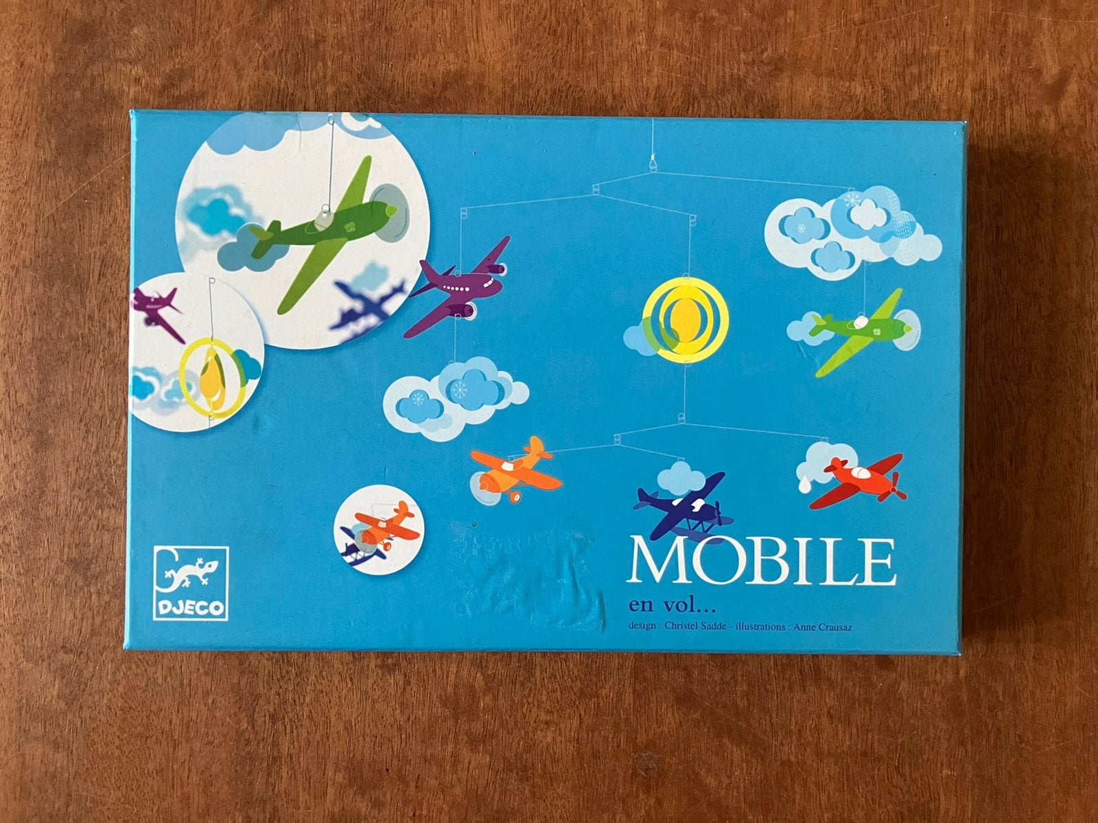 Djeco vliegtuig mobiel • in de lucht • mobile en vol…, Ophalen of Verzenden, Zo goed als nieuw