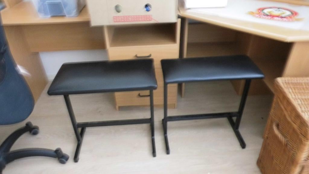 kleinmeubels/2 naai  krukjes/1 rieten mand, Huis en Inrichting, Ophalen, Overige materialen, 50 tot 100 cm, Zo goed als nieuw