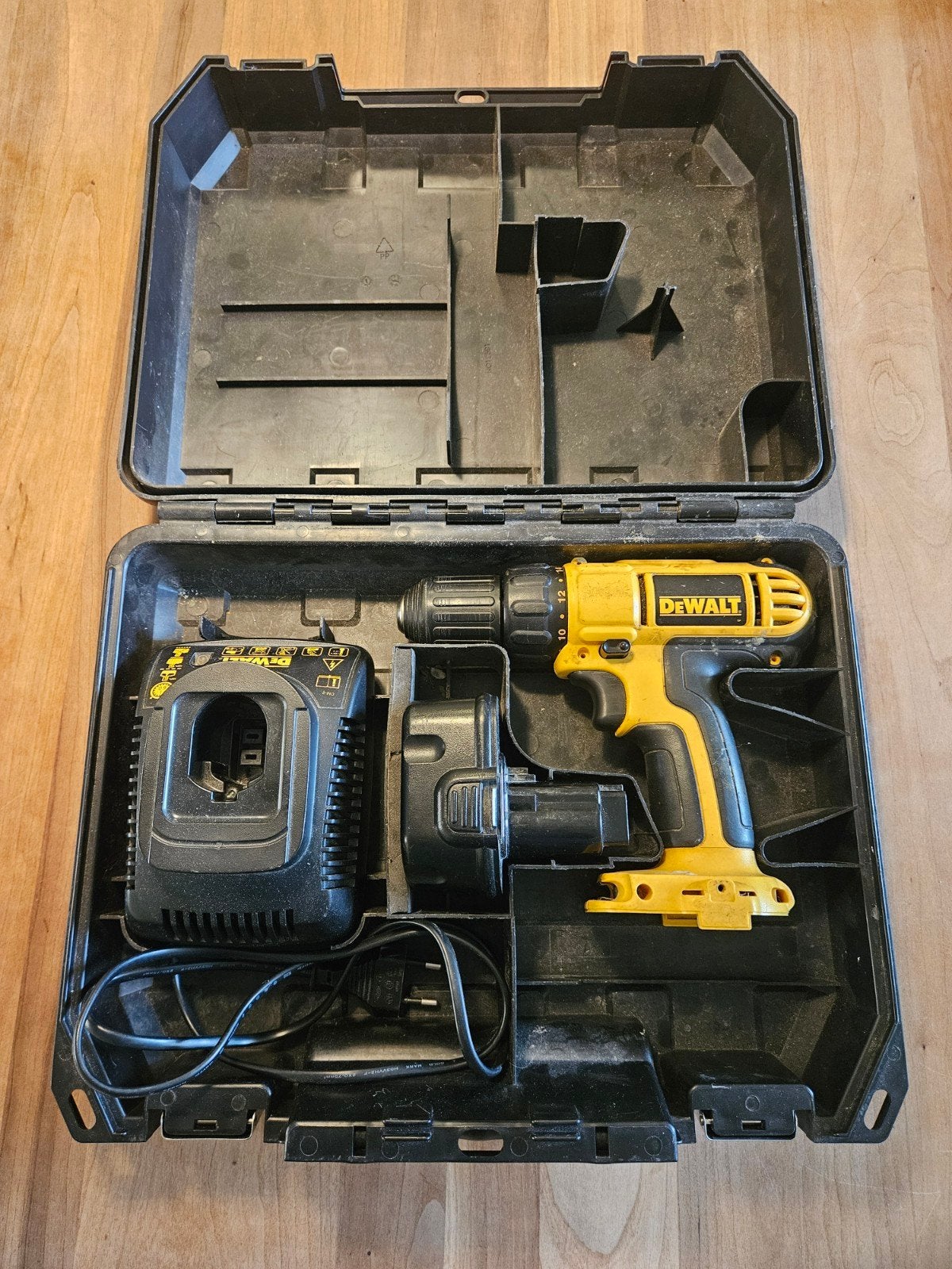 DeWalt Boor- en Schroefmachine met Accu en Oplader, Ophalen of Verzenden, Gebruikt, Minder dan 400 watt, Boor- en Schroefmachine