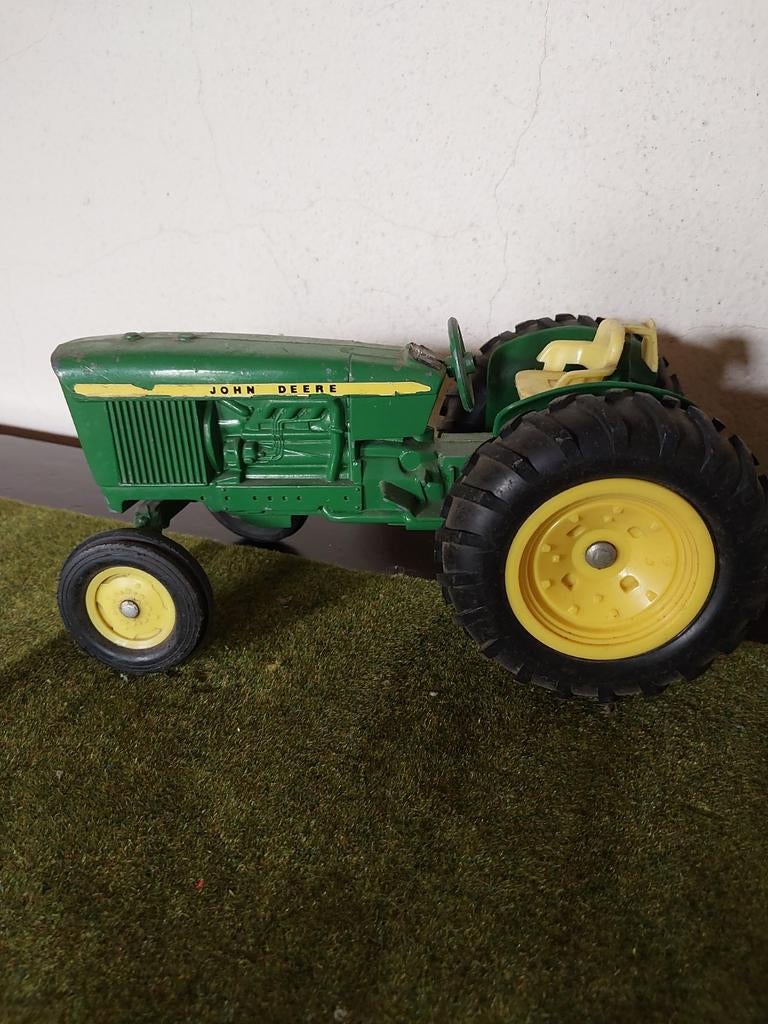 JOHN DEERE 820  with trailer  ERTL, Ophalen of Verzenden, Zo goed als nieuw, Overige typen, ERTL