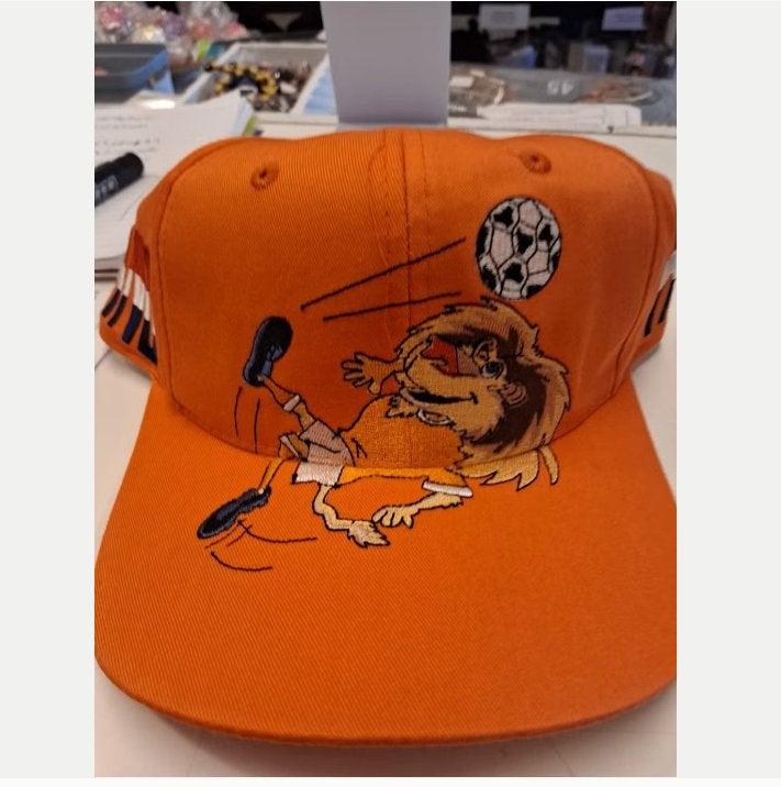 Oranje pet met voetballeeuw - WK/EK voetbal, Ophalen of Verzenden, Nieuw, Buitenlandse clubs