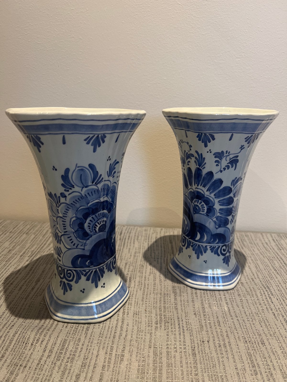 Set van 2 handgeschilderde Delfts blauwe vazen, Antiek en Kunst, Antiek | Vazen, Ophalen of Verzenden