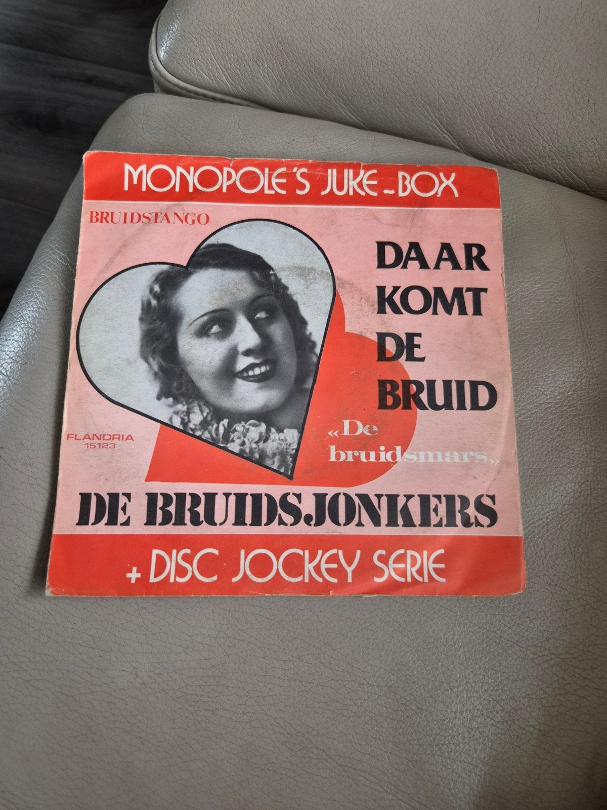 De Bruidsjonkers  Daar komt de bruid, Ophalen of Verzenden, Gebruikt, 7 inch, Nederlandstalig
