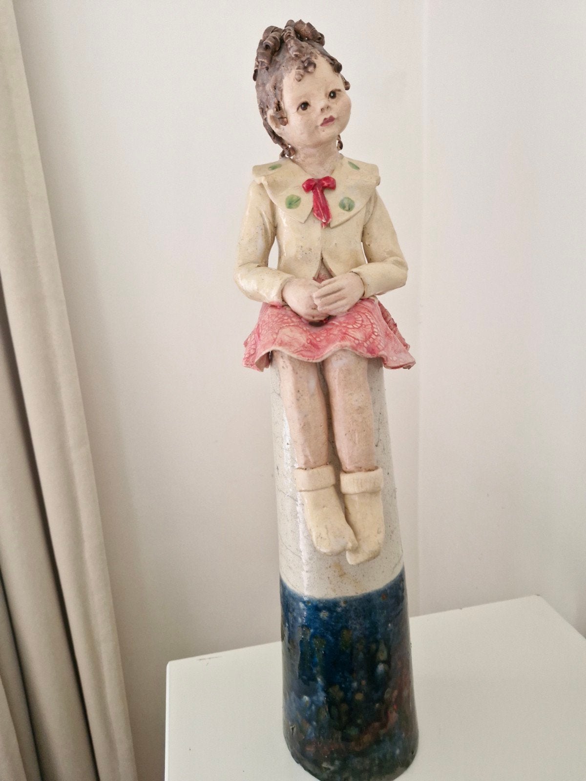 Keramieken Beeldje Zittend Meisje - Handgemaakt, Ophalen, 20 - 50 cm, Steen of Keramiek, Beeld