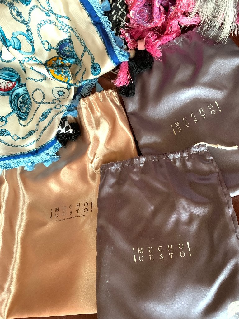 5 Mucho Gusto zijden sjaals, Kleding | Dames, Ophalen of Verzenden, Zo goed als nieuw, Maat 46/48 (XL) of groter, Sjaal