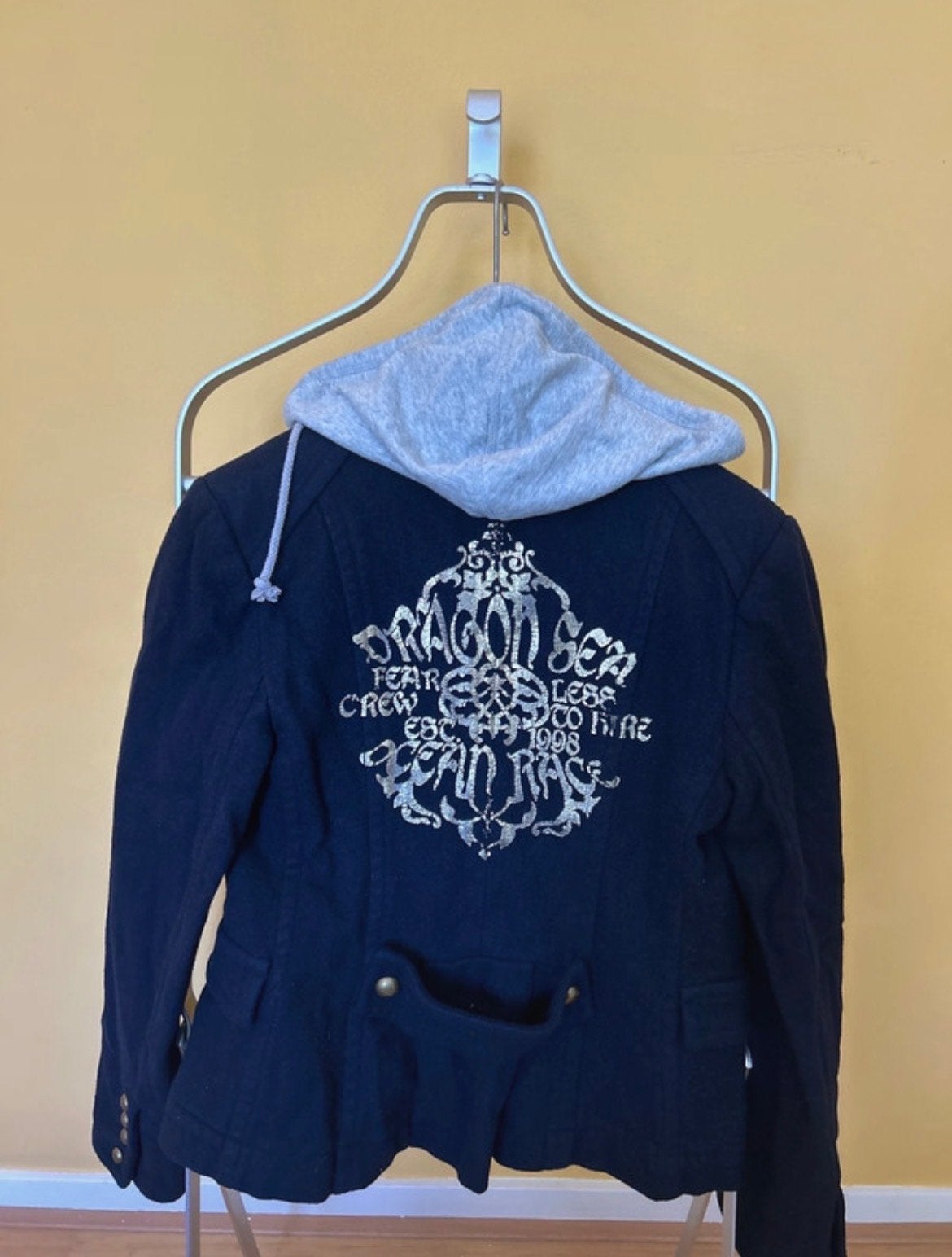 Donkerblauwe blazer met capuchon en opdruk, Ophalen of Verzenden, Zo goed als nieuw, Maat 38/40 (M), Blauw