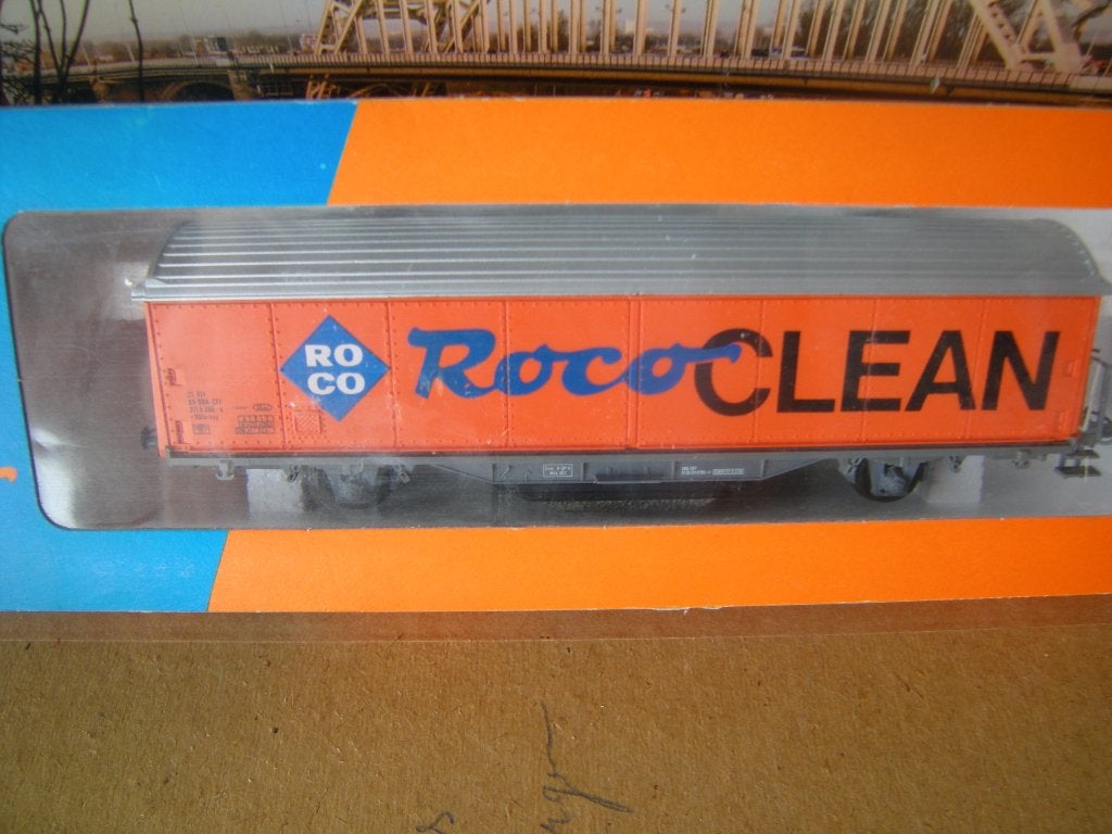 mooie roco wagon rails schoonmakker / roco CLEAN wagon, Hobby en Vrije tijd, Modeltreinen | H0, Wisselstroom, Wagon, Ophalen of Verzenden