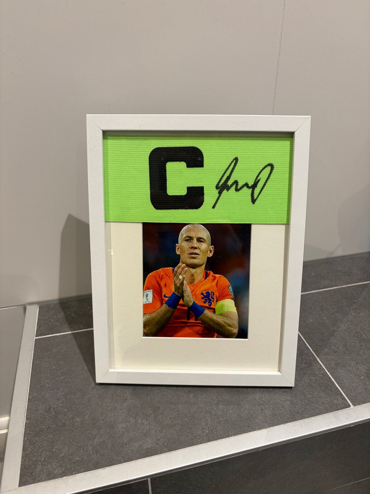Gesigneerde aanvoerdersband Arjen Robben + certificaat, Ophalen of Verzenden, Nieuw, Overige sporten, Overige typen