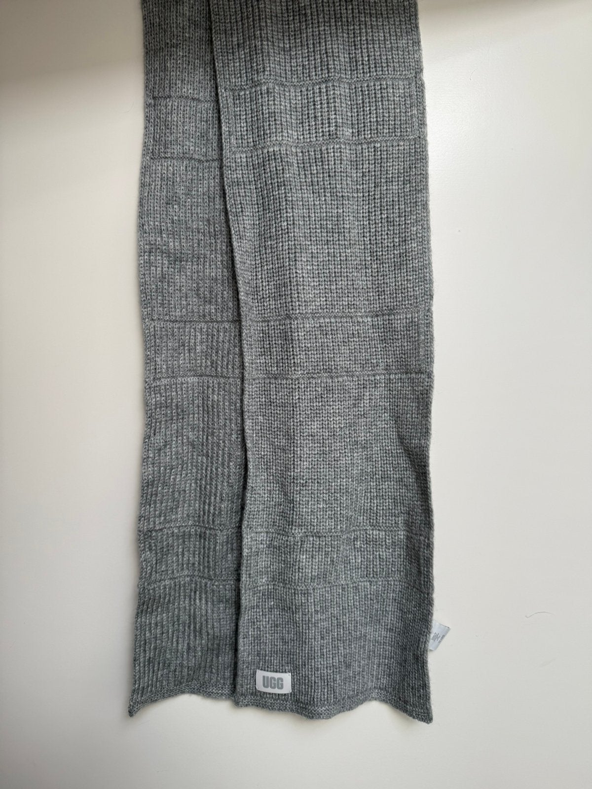 Grijze UGG sjaal warm, Kleding | Dames, Mutsen, Sjaals en Handschoenen, Ophalen of Verzenden, Zo goed als nieuw, Maat 46/48 (XL) of groter