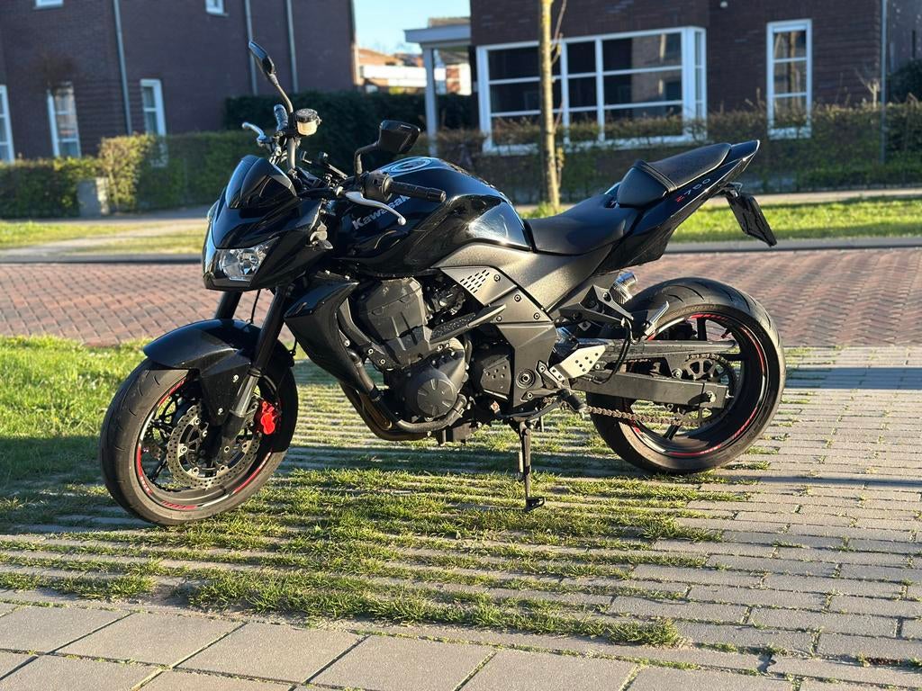 Kawasaki Z750 (2008) zwart met rode remklauwen, 750 cc, Sportuitlaat, 4 cilinders, Motorrijbewijs A