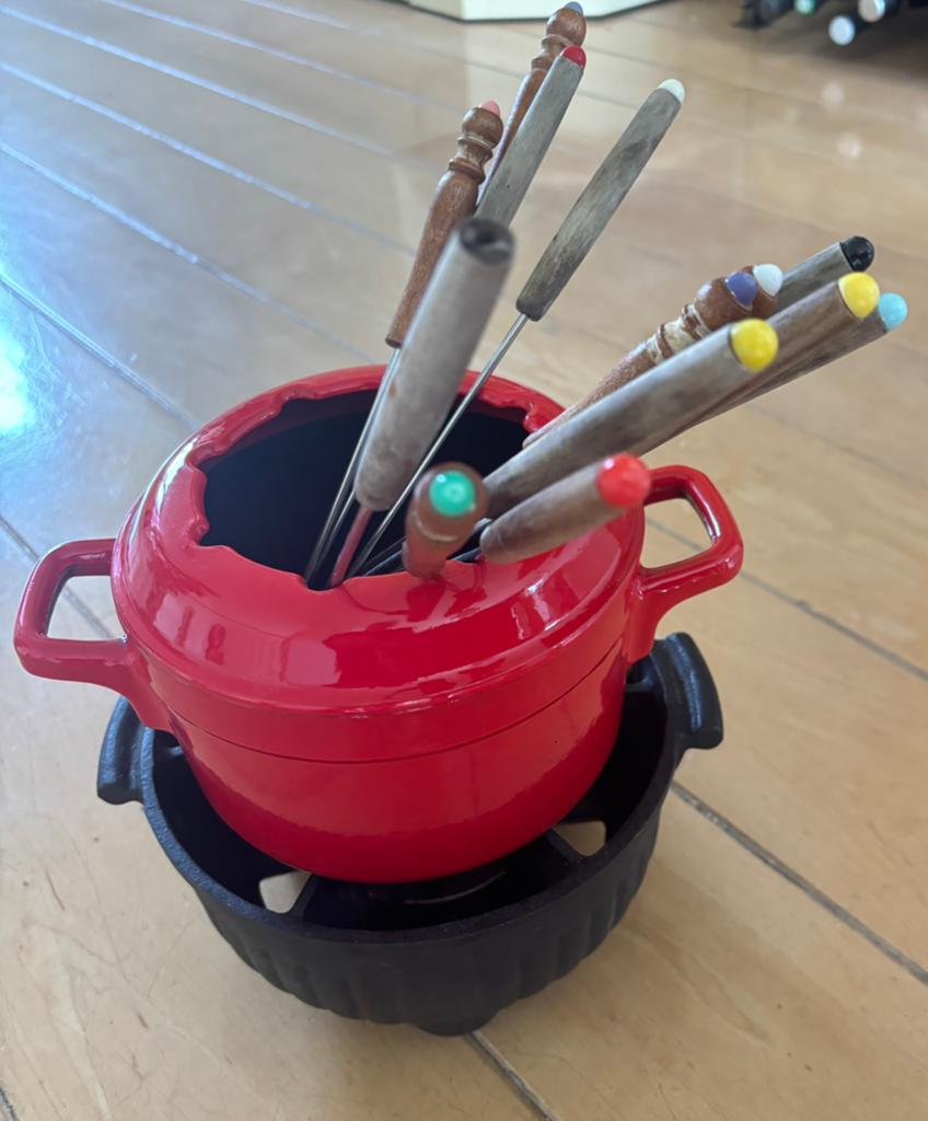 Rode fonduepan (Staub) gietijzer met brander en vorkjes, Ophalen, Gebruikt, Brander, Fondueset