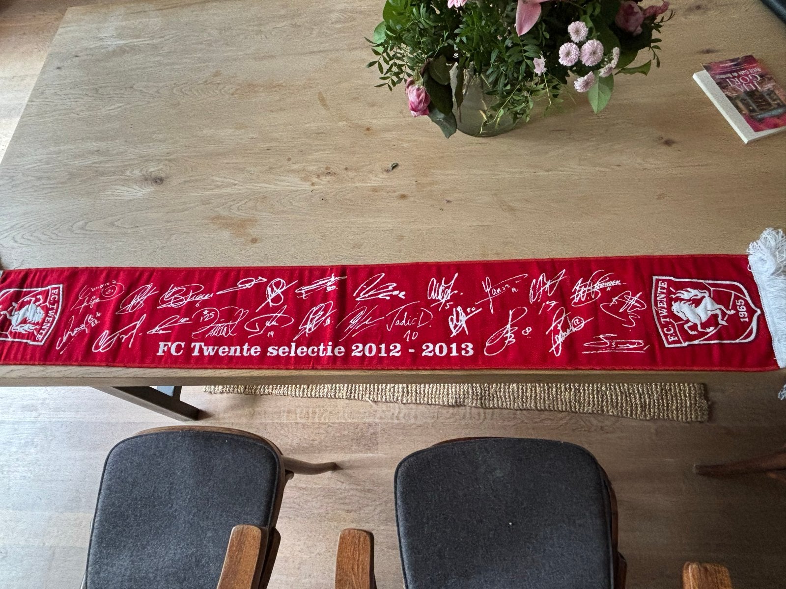 FC Twente sjaal gesigneerd door selectie 2012-2013, Ophalen, Zo goed als nieuw, Clubaccessoires