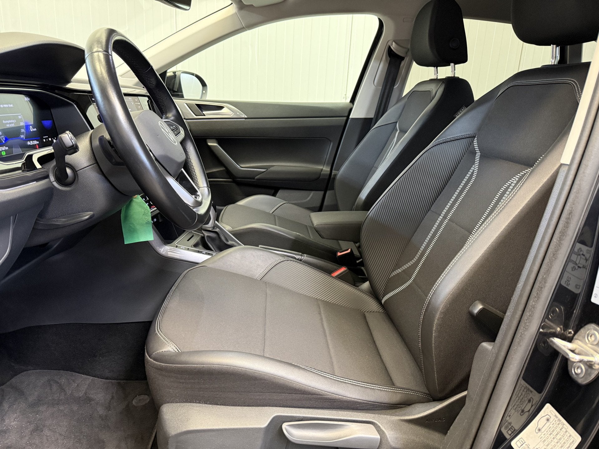 Volkswagen Taigo 1.0 TSI Style AIRCO/ECC-NAVI by CARPLAY-CAM, Auto's, Gebruikt, Leder en Stof, Zwart, Origineel Nederlands