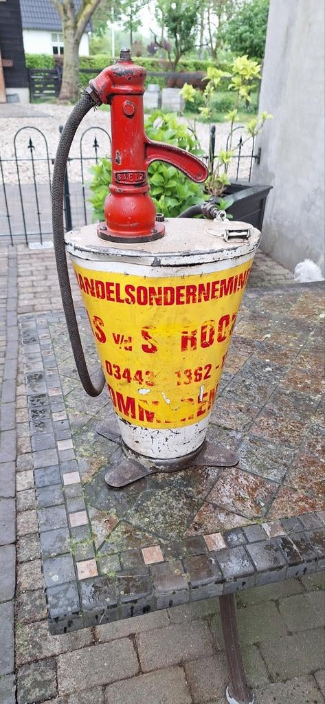 Antieke handpomp met vat - Decoratief object, Antiek en Kunst, Ophalen