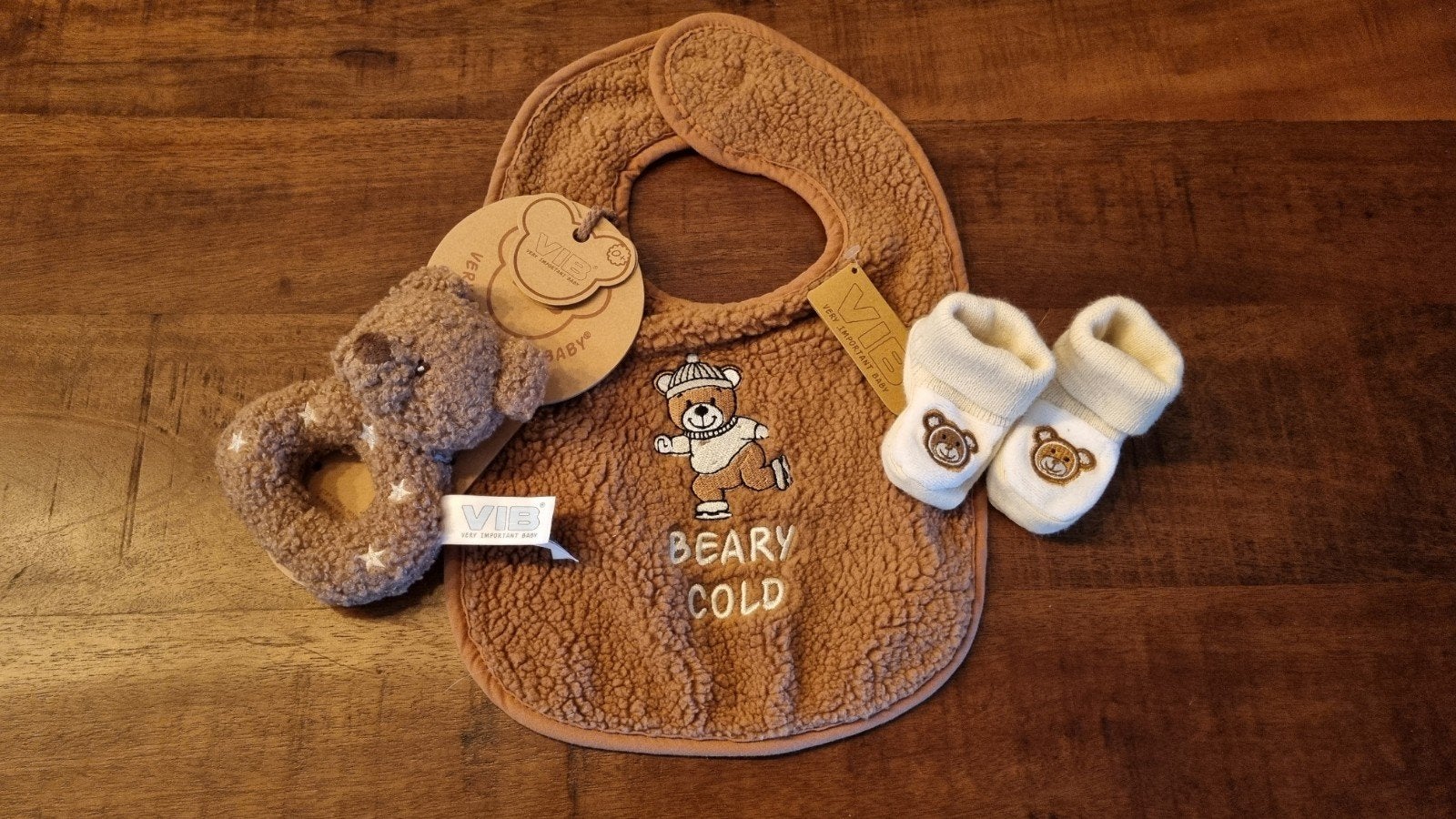 VIB Baby Cadeauset: Rammelaar, Slabbetje en Sokjes (Nieuw), Ophalen of Verzenden, Nieuw, Overige typen, Met geluid