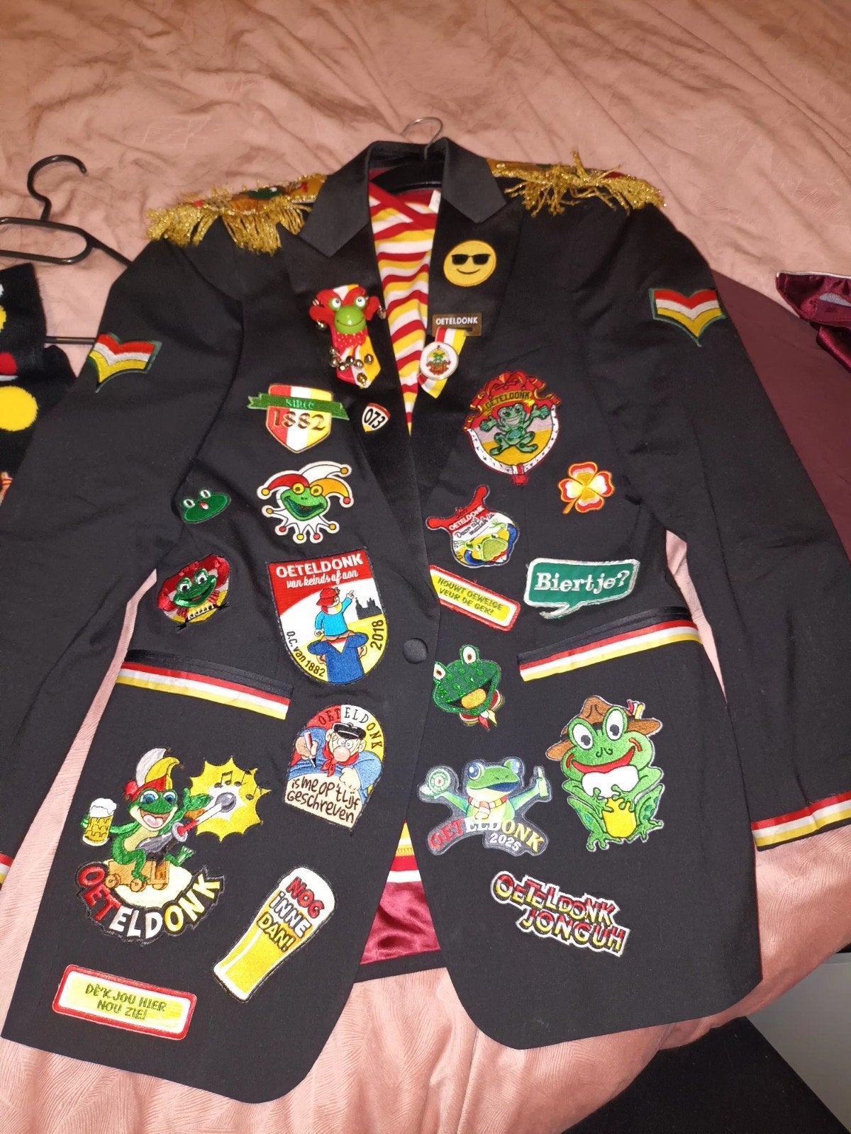 Oeteldonk Carnaval Jas met Kikker Patches, Carnaval, Zo goed als nieuw, Kleding, Ophalen