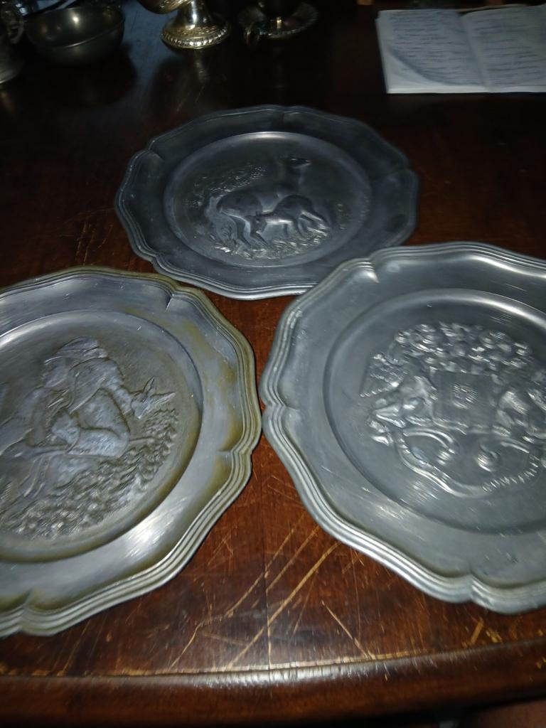 Set van 3 antieke tinnen borden met reliëf, Antiek en Kunst, Antiek | Tin, Ophalen of Verzenden