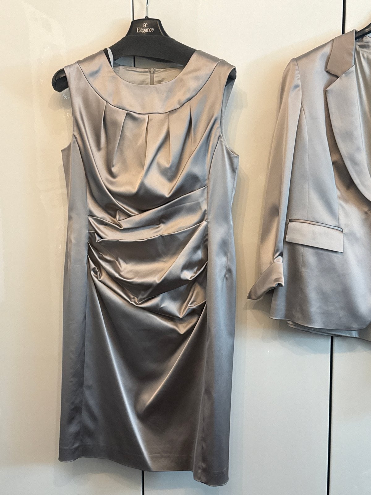 Elegante satijnen jurk met blazer, maat 44, Beige, Maat 42/44 (L), Nieuw, Ophalen of Verzenden