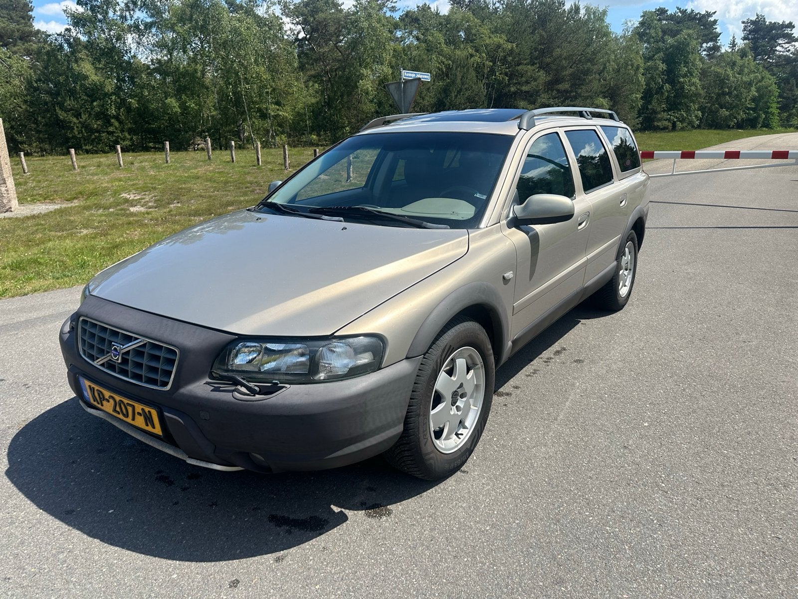 Volvo XC70 2.4T AWD Aut 2002 schuifdak, 3e bankje, 1800 kg, Beige, Leder, 2435 cc