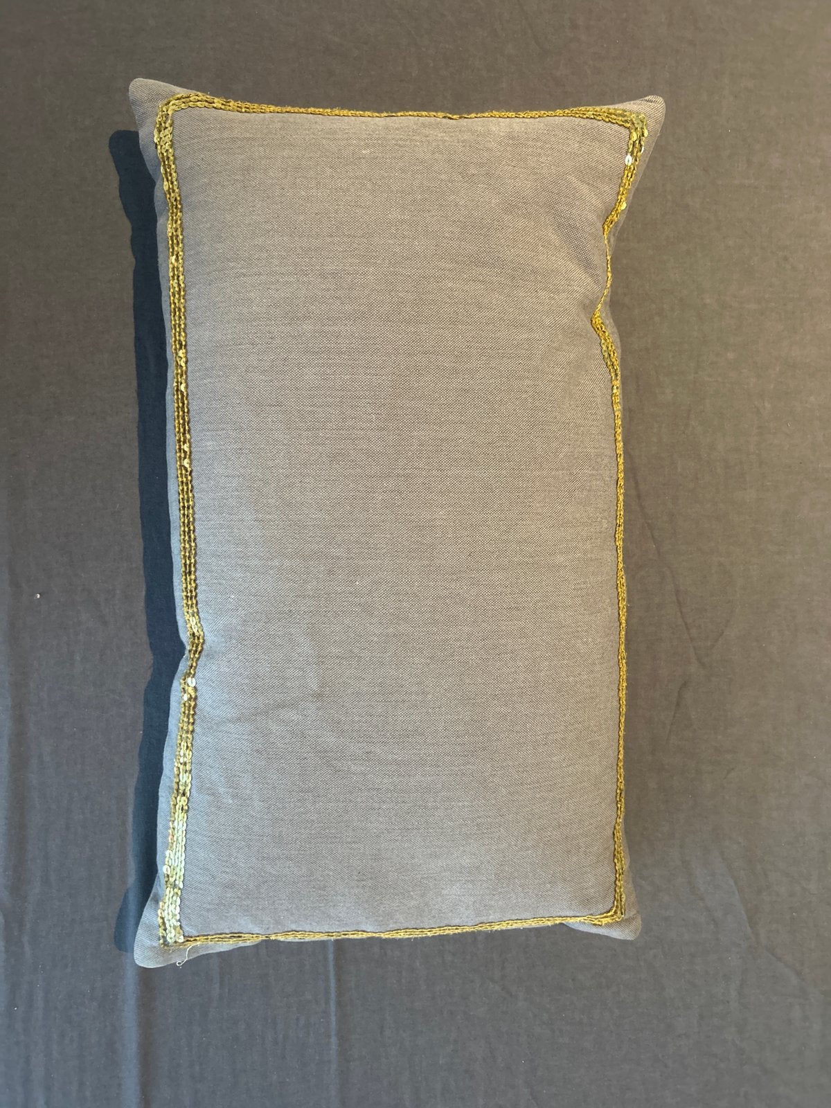 Langwerpig grijs kussen met goudkleurige pailletten, Gebruikt, Met print, Ophalen of Verzenden, Sierkussen